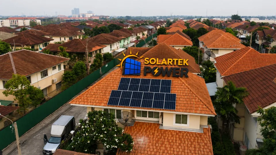Solaranlage von Solartek Power auf einem Wohnhaus in Hua Hin – Luftaufnahme