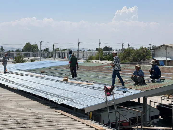 Montageteam installiert Solarmodule auf einem Dach